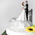 Tort weselny w stylu angielskim z czarnymi wstążkami