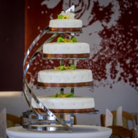 Tort weselny w stylu angielskim z brązowymi wstążkami