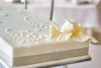 Tort weselny prostokątny 3-piętrowy pokryty marcepanem